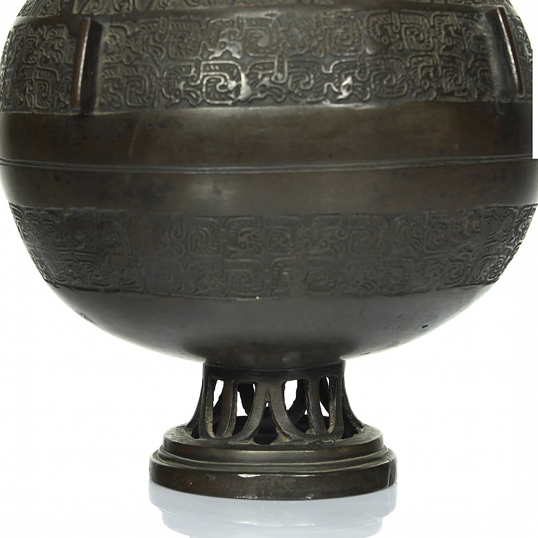 Jarrón de bronce arcaico con relieves, dinastía Qing