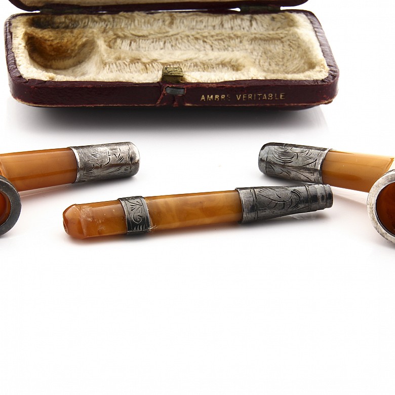 Conjunto de dos pipas y una boquilla de ambar y plata, s.XIX