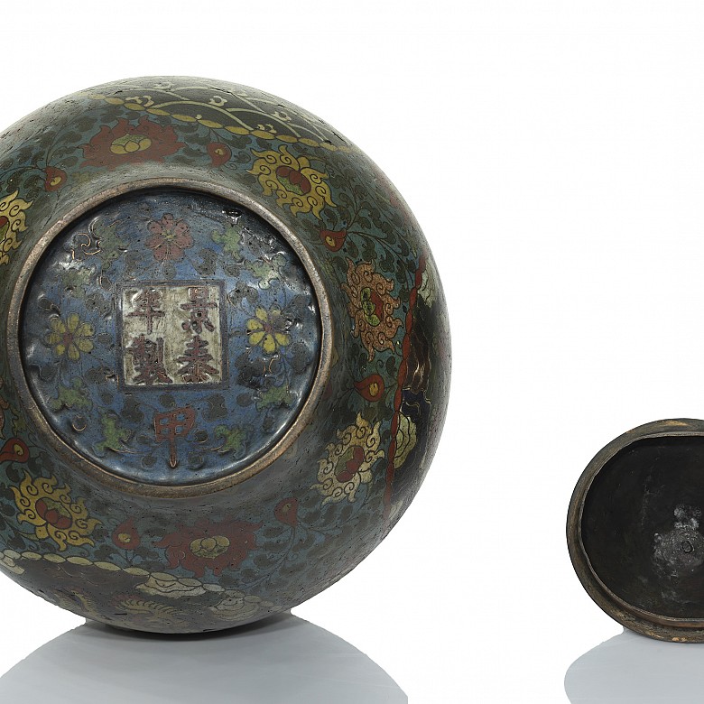 Jarrón con tapa de esmalte cloissoné, dinastía Qing