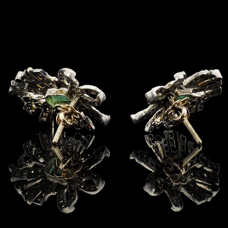 Earrings with diamonds and two emeralds - 3