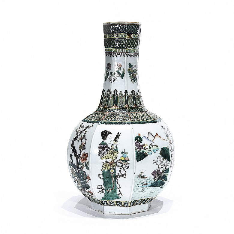 Jarrón de porcelana familia verde, dinastía Qing.
