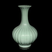 Large porcelain vase with foliate profile, 20th century