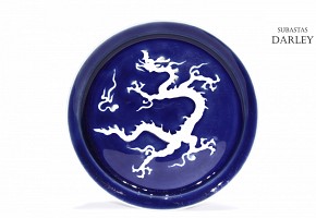Plato azul con dragón en blanco, Jingdezhen, dinastía Yuan (1279-1368).