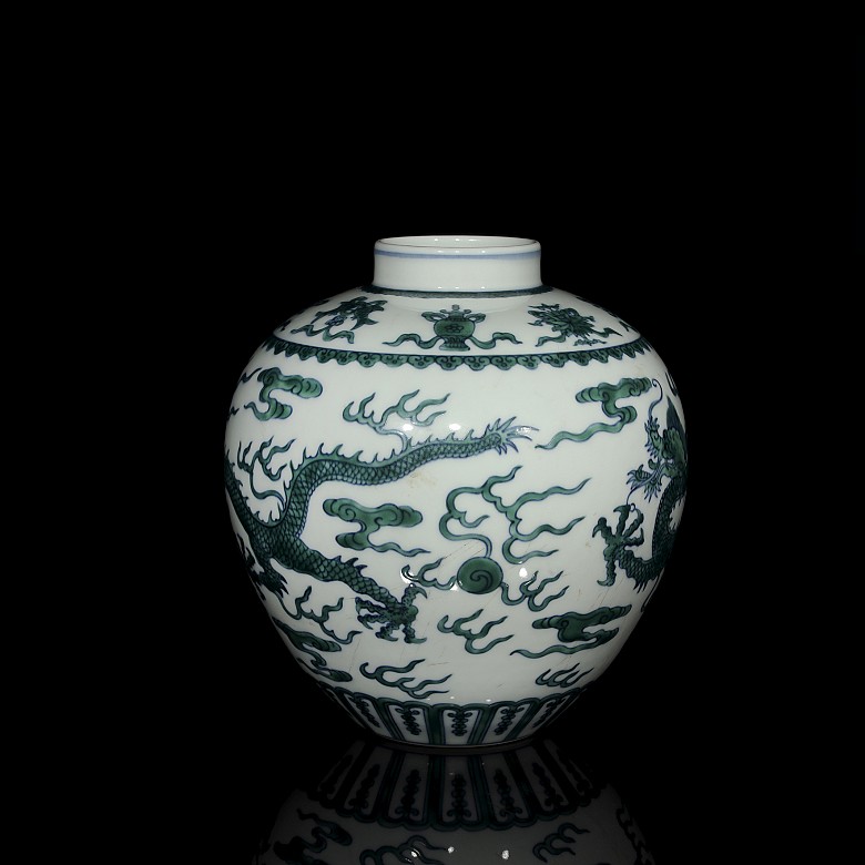 Jarrón de dragón en porcelana esmaltada, dinastía Qing