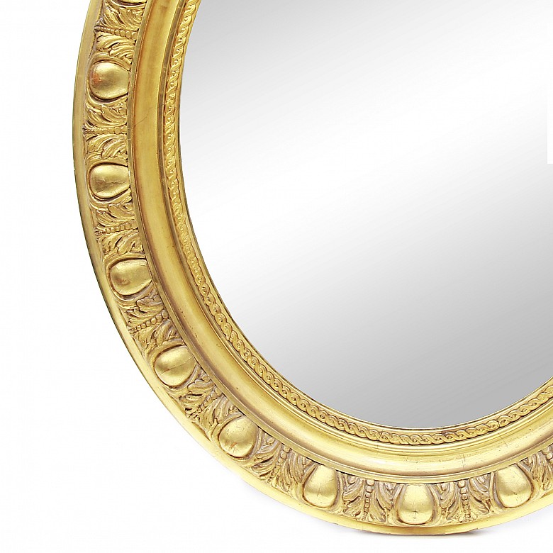 Oval mirror with golden wood frame. - 2