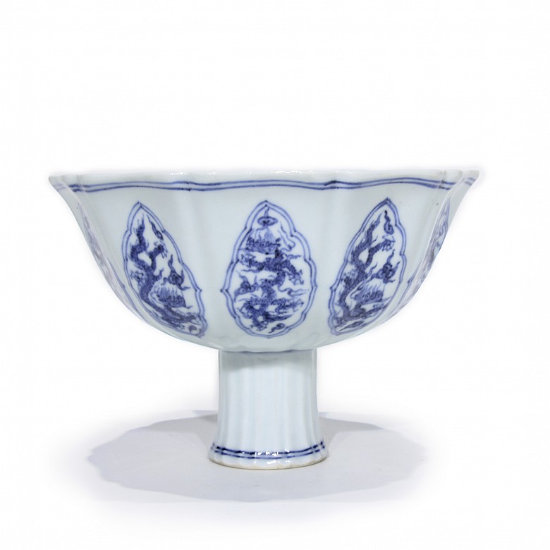 Cuenco de porcelana con pie, dinastía Qing.