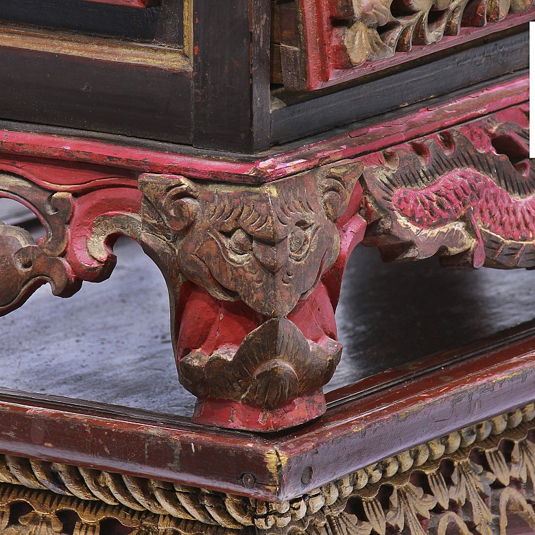 Jewelry box on pedestal, in polychrome wood, Peranakan, 20th century - 2