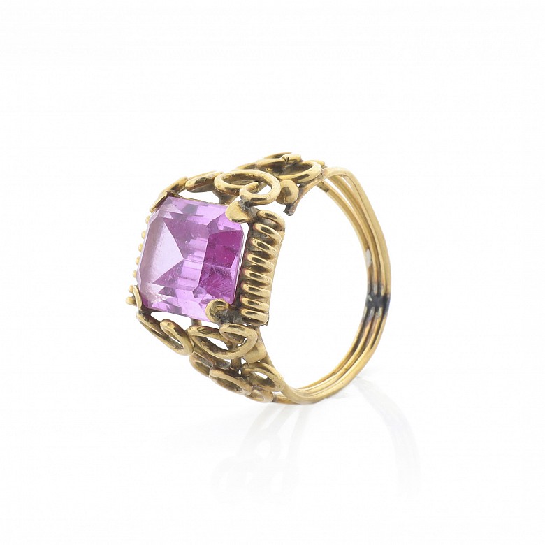 18k Yellow gold ring with pink stone