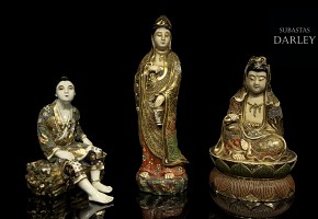 Tres figuras de porcelana Satsuma, Japón,  S.XIX - XX