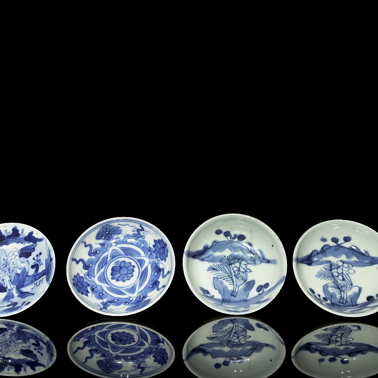 Cuatro pequeños platos de porcelana, azul y blanco, dinastia Qing