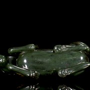 Caballo de jade espinaca sobre peana, dinastía Qing, periodo Qianlong