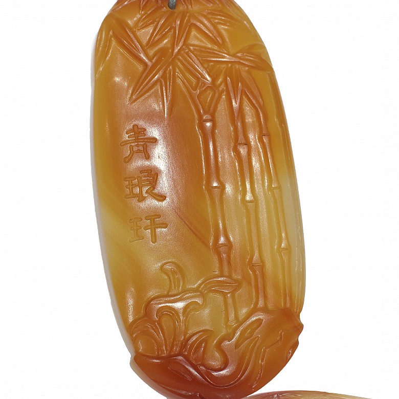 Oval agate plaque and a silk pouch, Qing dynasty