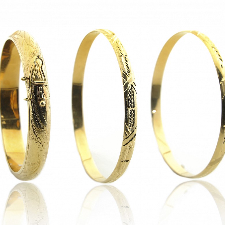 Lot of three bracelets in 18k yellow gold