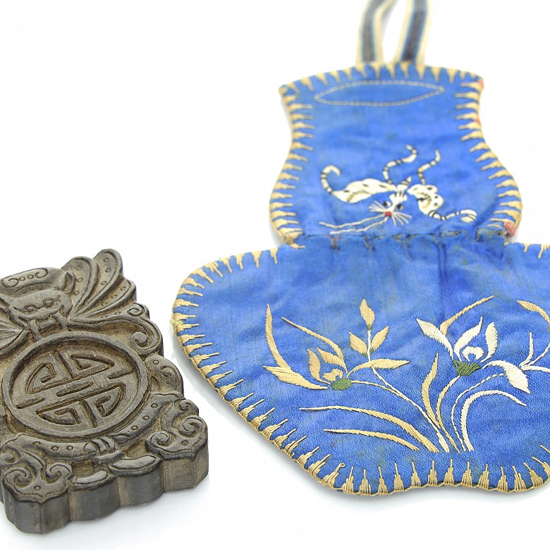 Lote con placa de madera y bolsa de seda, dinastía Qing