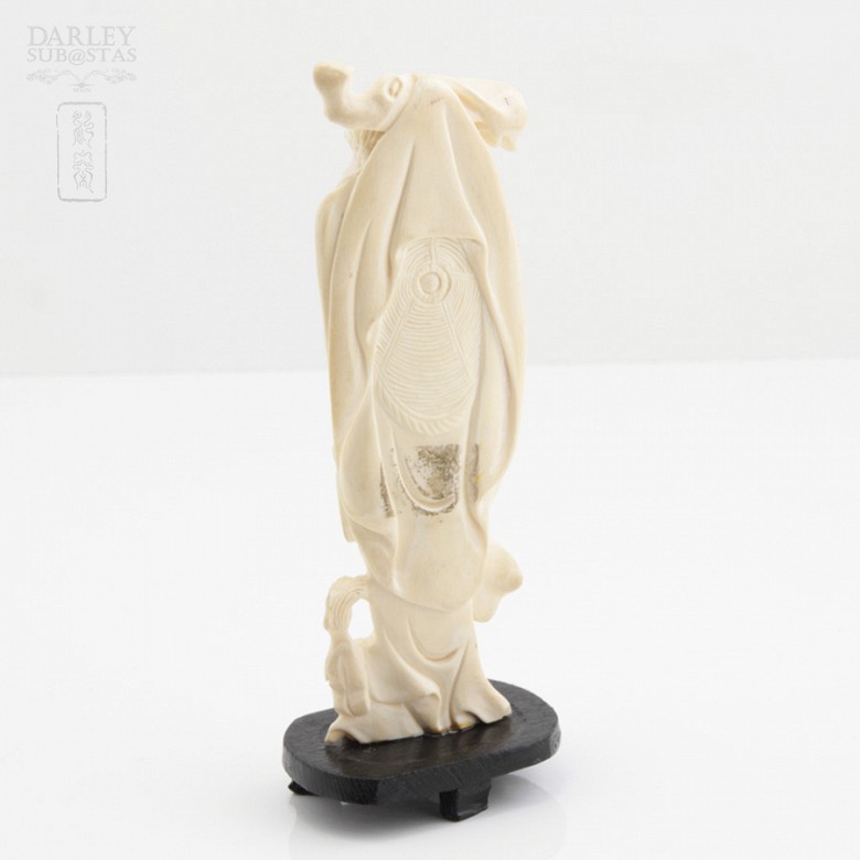 Figure of an elder carved in ivory - 3