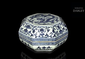 Caja octogonal de porcelana azul y blanca, S.XX