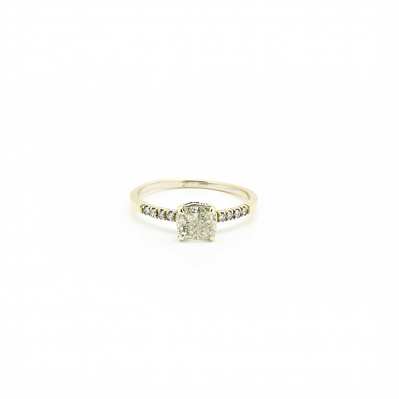 18k yellow gold ring, center with natural diamond.
