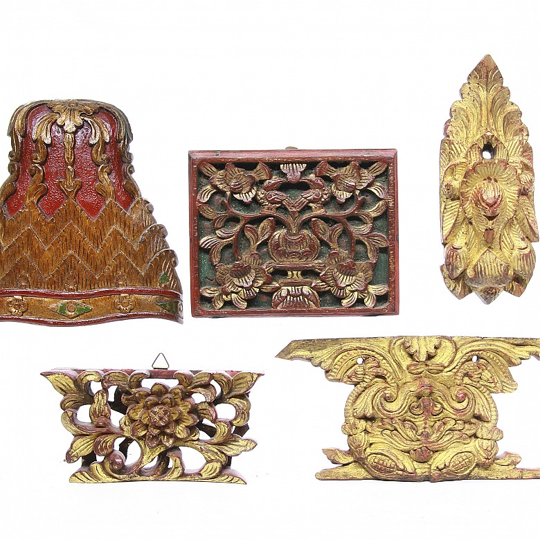Lote de seis detalles decorativos de madera tallada, Peranakan, pps.s.XX