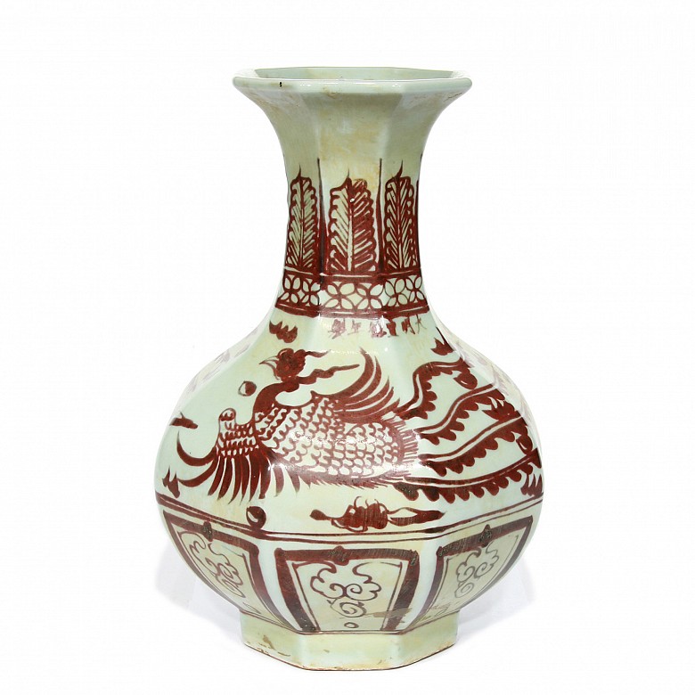 Jarrón de cerámica decorado con un ave fénix, China.