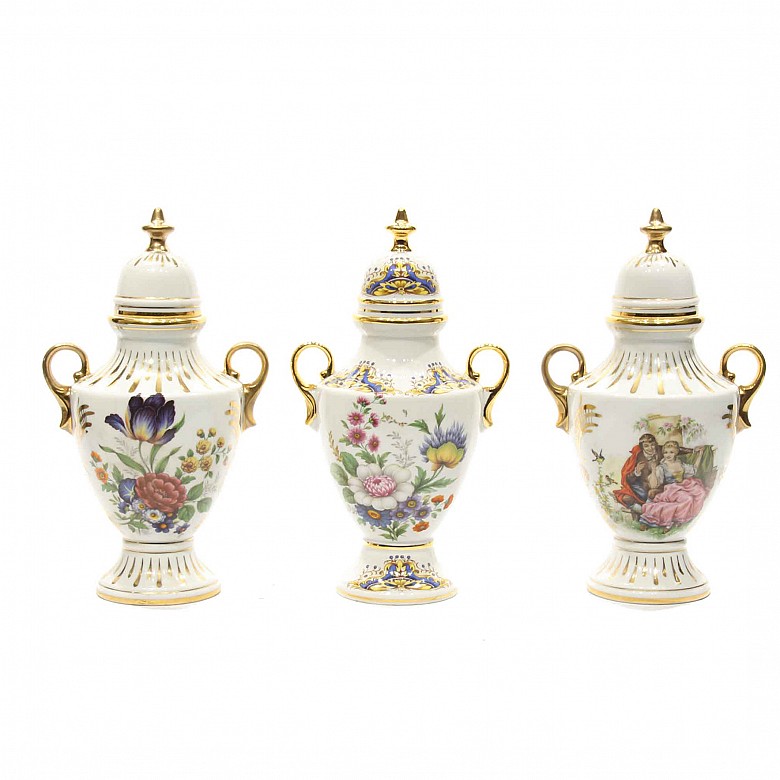 Lot of three european porcelain vases with lid. 20th century.