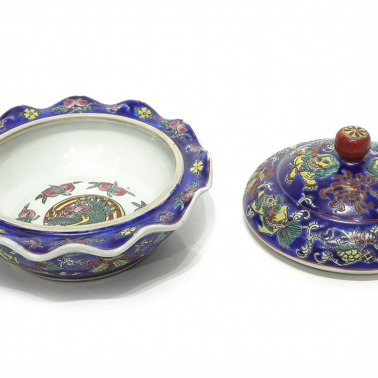 A blue-ground enameled porcelain box, Qing dynasty