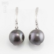 Grey pearl earrings in 18k White Gold