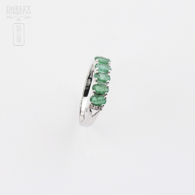 ring with 1.05 cts emerald and diamonds in 18k white gold