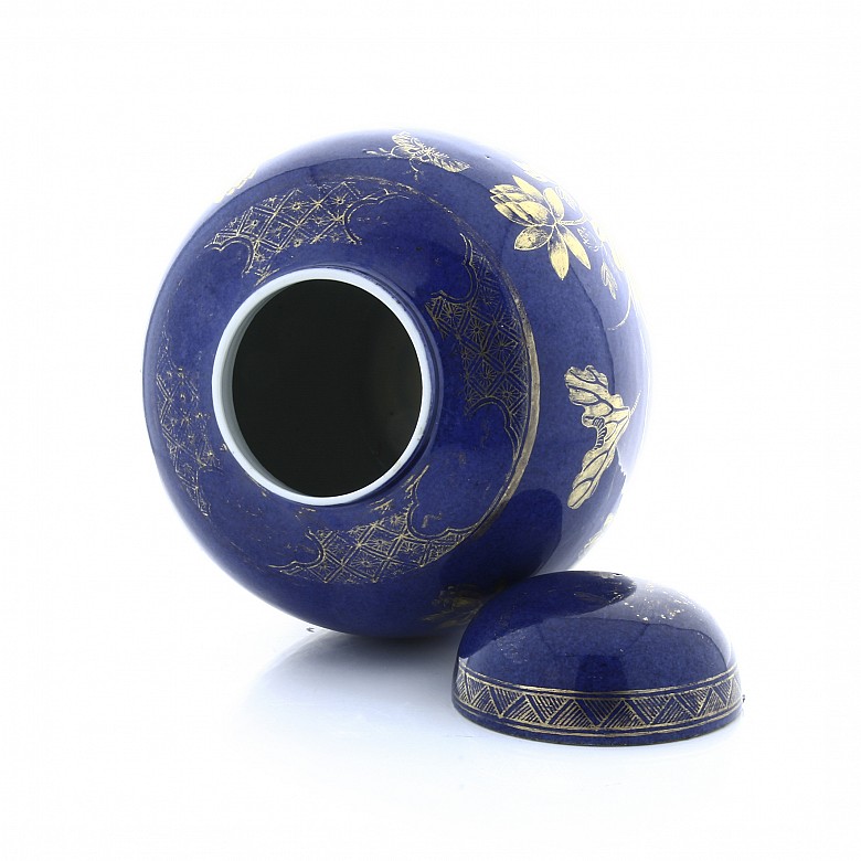 Bote de porcelana en azul “powder blue”, Dinastía Qing.