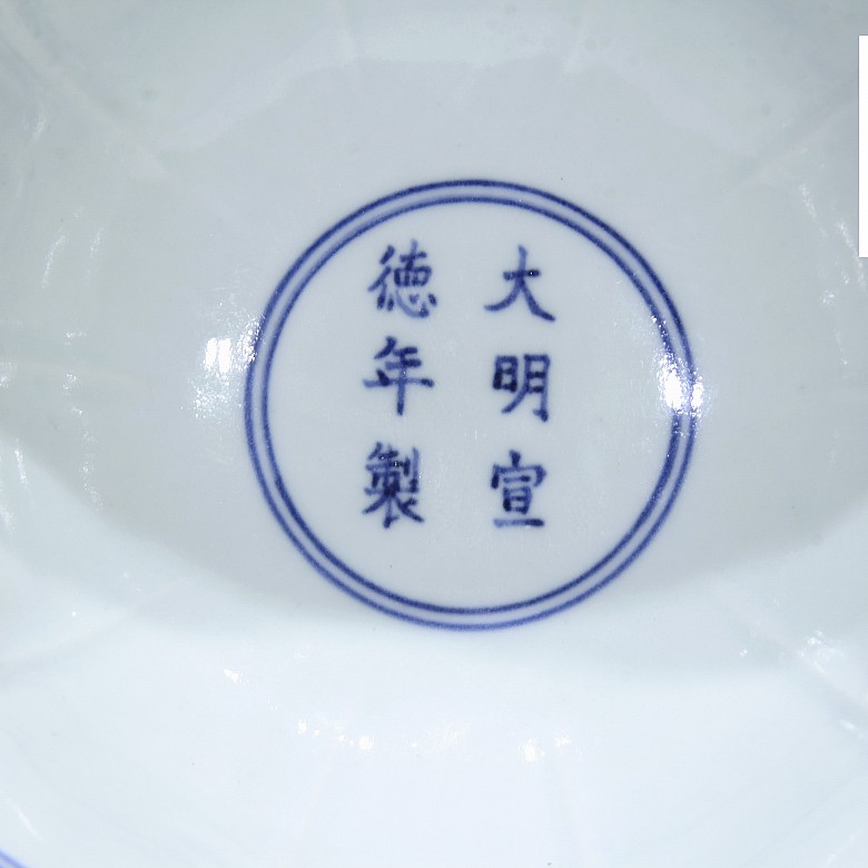 Porcelain bowl with foot, Qing dynasty.