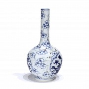 Botella de porcelana china con decoración azul y blanco, s.XX
