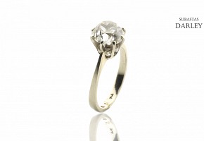 Solitario en oro en blanco de 18 k, con un diamante talla antigua