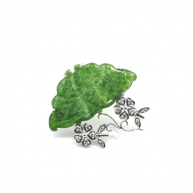 Jade brooch with diamonds, set in 18k white gold - 1
