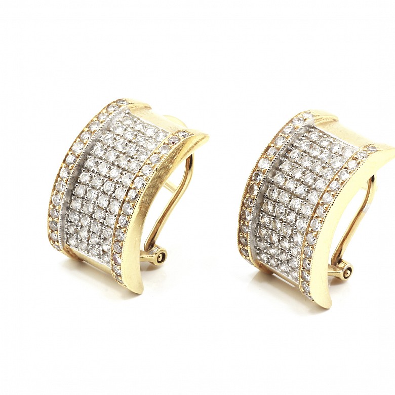 Half creole earrings in 18k yellow gold with diamonds.