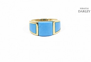 Turquoise ring in 18k yellow gold.