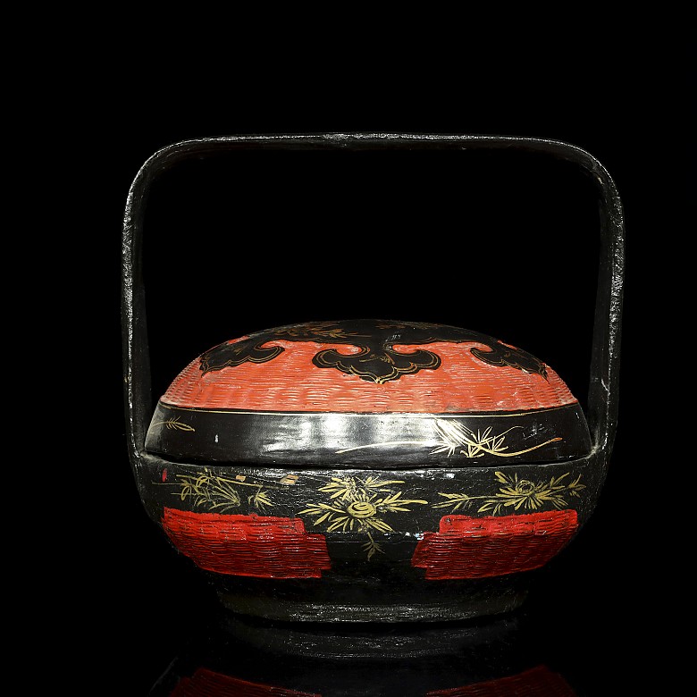 Recipiente de madera lacada y policromada, dinastía Qing