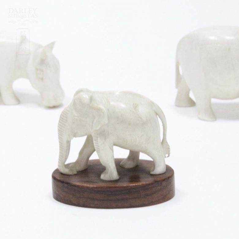 9 ivory figures - 4