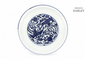 Plato de pocelana con fénix, azul y blanco, s.XX