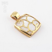 Natural mother of pearl pendant in 18k yellow gold - 2