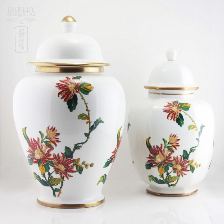 Pair of vases with lid, Hispania, 20th century