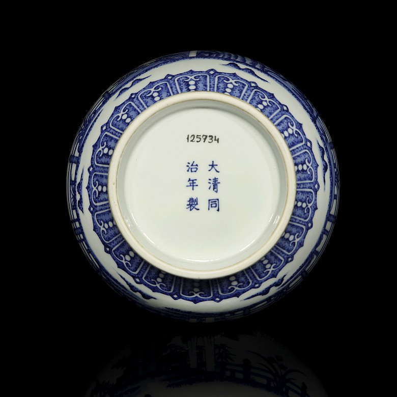 Blue-and-white porcelain vase, Tongzhi, Qing dynasty