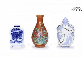 Lot of small objects of Chinese porcelain, 20th century.