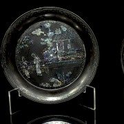 Pair of lacquered dishes with mother-of-pearl inlay, Qing dynasty