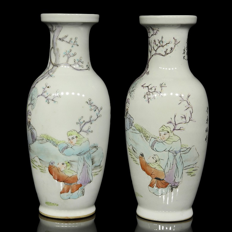 Pair of vases 