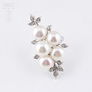 Anillo Perlas  blancas y  diamantes oro blanco de 18k.