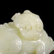 Figura de jade blanco tallado,