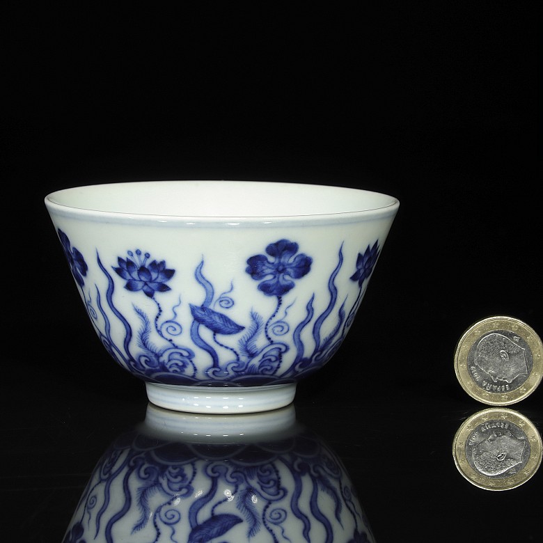 Pequeña taza de porcelana, azul y blanco, con marca Qianlong