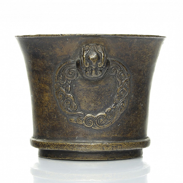 Bote de bronce con asas en relieve, dinastía Qing