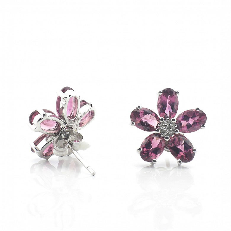 Earrings in 18k white gold, tourmalines and diamonds