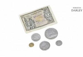 Lote de cinco monedas y un billete, 1751 - 1935.