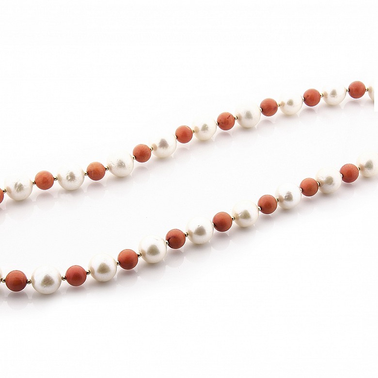 Elegante collar de perlas, coral y oro de 18k.